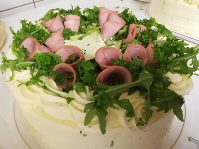 <b>Voileipäkakku</b>