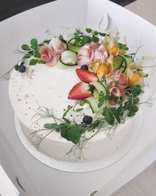 <b>Voileipäkakku</b>