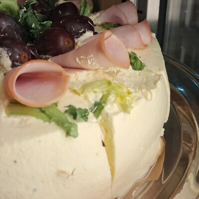 <b>Voileipäkakku</b>